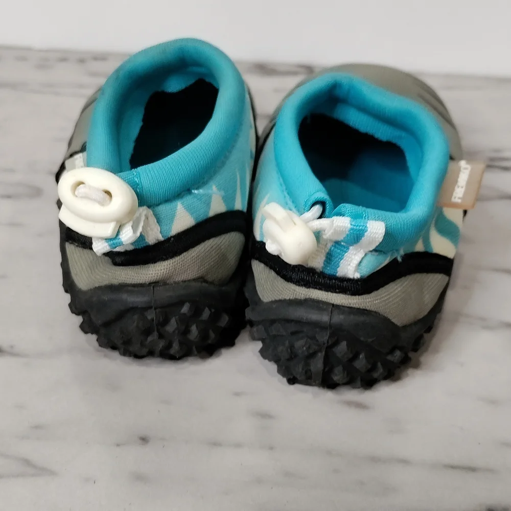 EUC Fresko kid's shark water shoes size 7